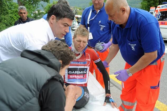 Schwerer Sturz bei Tour de France Mitfavorit Ryder HESJEDAL ( CAN Garmin - Sharp ) - Aktion - quer - Event: Tour de Suisse 2013 - 3.Etappe: Montreux nach Meiringen 203.3 km - Location: Schweiz - Europa - Datum: 10.06.2013