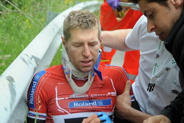Schwerer Sturz bei Tour de France Mitfavorit Ryder HESJEDAL ( CAN Garmin - Sharp ) - Aktion - quer - Event: Tour de Suisse 2013 - 3.Etappe: Montreux nach Meiringen 203.3 km - Location: Schweiz - Europa - Datum: 10.06.2013