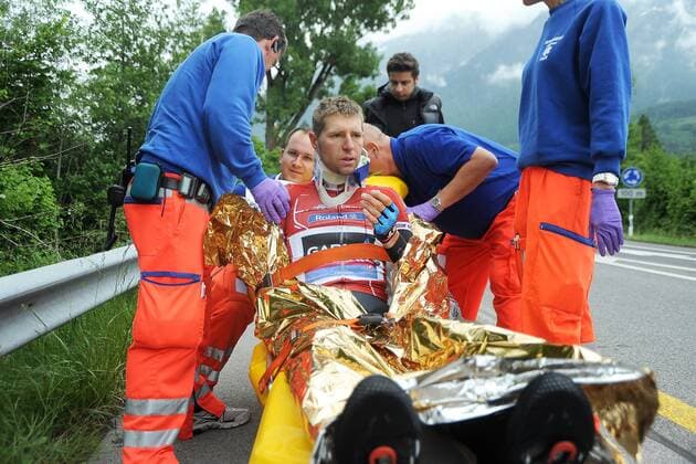 Schwerer Sturz bei Tour de France Mitfavorit Ryder HESJEDAL ( CAN Garmin - Sharp ) - Aktion - quer - Event: Tour de Suisse 2013 - 3.Etappe: Montreux nach Meiringen 203.3 km - Location: Schweiz - Europa - Datum: 10.06.2013