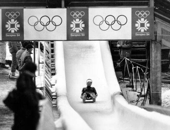 Rennrodler auf der Bahn in Trebevic, dem Austragungsort der Rodelwettbewerbe der Spiele 1984 in Sarajevo