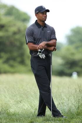 June 11 2013: Tiger Woods rest as he leans on his driver during tuesday s practice round at the 2013 U.S. Open hosted by Merion Golf Club in Ardmore, PA. GOLF: JUN 11 PGA Golf Herren - U.S. Open - Tuesday Practice Round Icon20325965 EDITORIAL USE ONLY