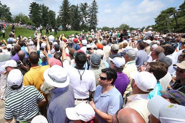 June 11 2013: Hundreds of fans try to find a vantage point to see Tiger Woods walk from the 1st hole during tuesday s practice round at the 2013 U.S. Open hosted by Merion Golf Club in Ardmore, PA. GOLF: JUN 11 PGA Golf Herren - U.S. Open - Tuesday Practice Round Icon20325952 EDITORIAL USE ONLY
