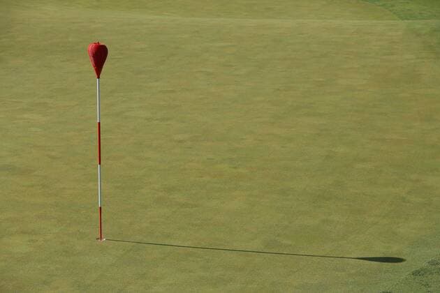 June 11 2013: The Wicker Basket on the flag stick cast a shadow across the green on the 17th hole during tuesday s practice round at the 2013 U.S. Open hosted by Merion Golf Club in Ardmore, PA. GOLF: JUN 11 PGA Golf Herren - U.S. Open - Tuesday Practice Round Icon130611011 EDITORIAL USE ONLY