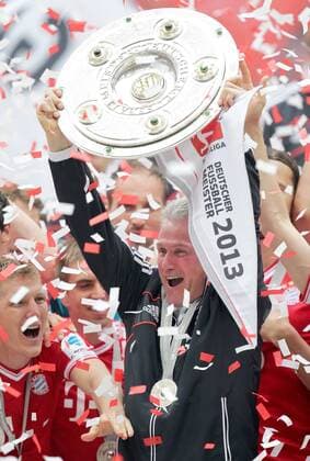 Samstag 11.05.2013, 1. Bundesliga Saison 12 13 - 33. Spieltag in München, FC Bayern München - Der FC Bayern München feiert die Deutsche Meisterschaft. Trainer Jupp Heynckes (FCB) mit der Meisterschale DeFodi028
