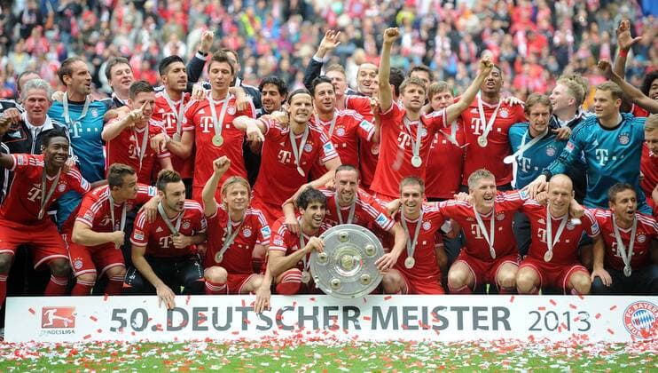 Samstag 11.05.2013, 1. Bundesliga Saison 12 13 - 33. Spieltag in München, FC Bayern München - Der FC Bayern München feiert die Deutsche Meisterschaft. Mannschaftsfoto mit der Meisterschale DeFodi028
