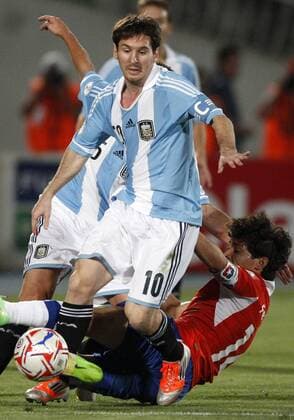 16 10 2012 Football, Chile vs Argentina. Argentinean national team player Lionel Messi, center, battles for the ball against Chile s Matias Fernandez during their qualifying to Brazil 2014 football match held at National stadium in Santiago, Chile. 16 10 2012 Futbol, Chile vs Argentina. 
