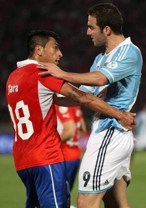 Chile vs Argentina. Gonzalo Jara, Gonzalo Higuain de Argentina 16 10 2012 AndresxPina Photosport Football, Chile vs Argentina. at National stadium in Santiago, Chile. 16 10 2012 AndresxPina Photosport Futbol, Chile vs Argentina. 
