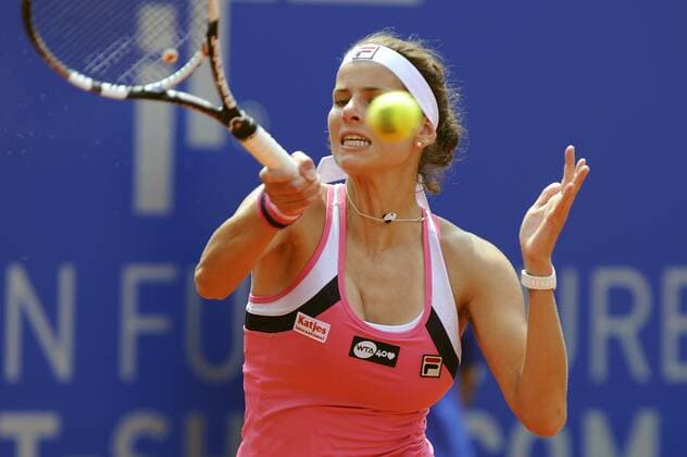 Julia GÖRGES (GER),Aktion,Einzelbild,angeschnittenes Einzelmotiv,Halbfigur,halbe Figur. Tennis,WTA Turnier in Nürnberg,am 12.06.2013.