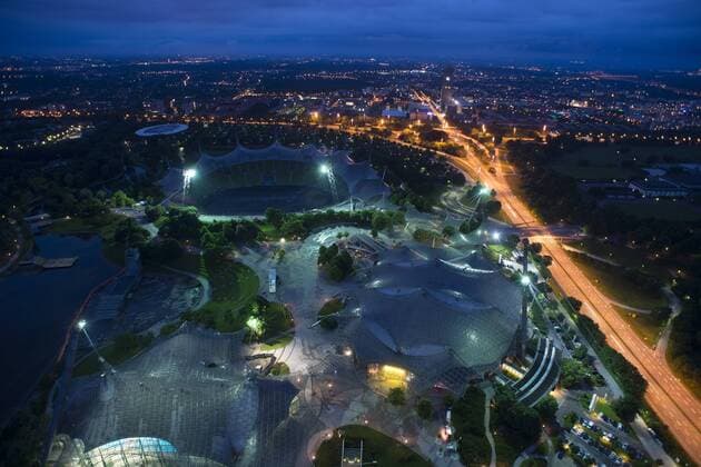 Olympiapark - Olympiahalle, Olympiastadion - bei Nacht - München, Deutschland