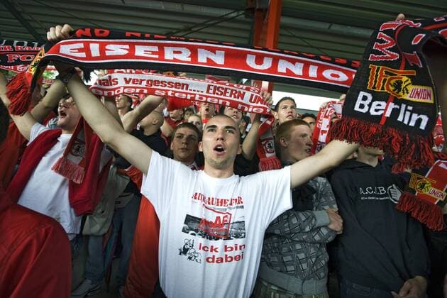 Fans des Fussballvereins 1. FC Union Berlin während des Spiels im Stadion Alte Försterei, Berlin, 25.07.2009. DER ABDRUCK DES EPD-FOTOS IST HONORARPFLICHTIG! Fussballfans des Zweitligisten Union Berlin 379656 EDITORIAL USE ONLY