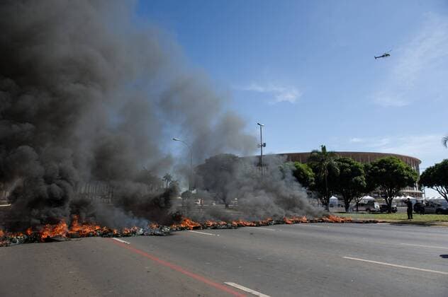Brasilien, Brasilia - Proteste vor dem Nationalstadion am Rande des Confed Cups richten sich gegen die Regierung x(725)xMarceloxMachadoxdexMelox x  (17144) Protesto MST em frente M