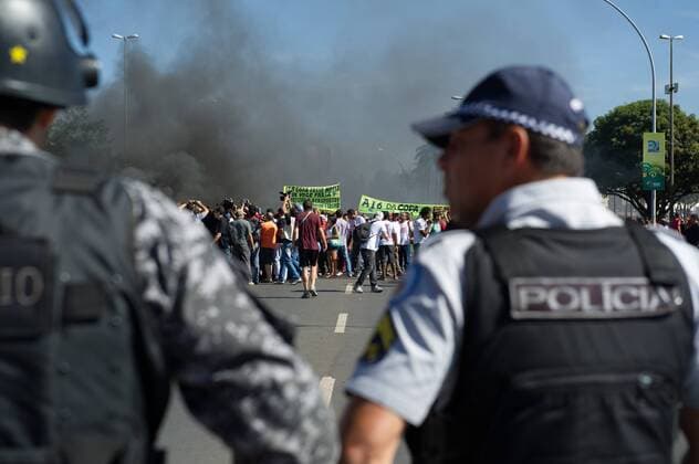 Brasilien, Brasilia - Proteste vor dem Nationalstadion am Rande des Confed Cups richten sich gegen die Regierung x(725)xMarceloxMachadoxdexMelox x  (17144) Protesto MST em frente M