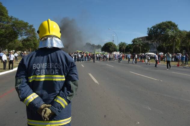 Brasilien, Brasilia - Proteste vor dem Nationalstadion am Rande des Confed Cups richten sich gegen die Regierung x(725)xMarceloxMachadoxdexMelox x  (17144) Protesto MST em frente M