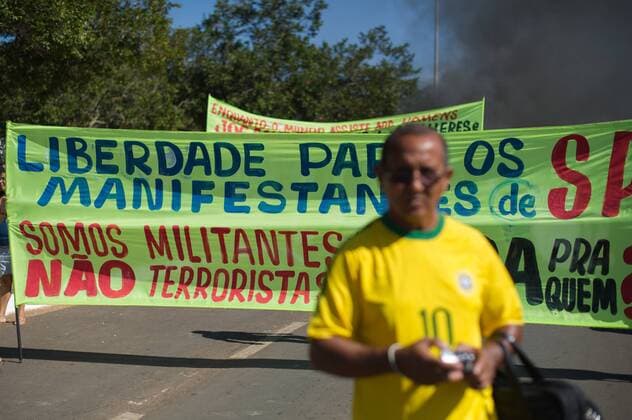 Brasilien, Brasilia - Proteste vor dem Nationalstadion am Rande des Confed Cups richten sich gegen die Regierung x(725)xMarceloxMachadoxdexMelox x  (17144) Protesto MST em frente M