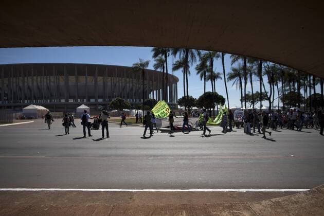 Residents attend a protest in front of the Mane Garrincha National Stadium, in Brasilia, Brazil, on June 14, 2013. (Xinhua Guillermo Arias) (py) (SP)BRAZIL-BRASILIA-CONFEDERATIONS-PROTEST 