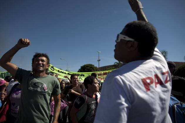 Residents attend a protest in front of the Mane Garrincha National Stadium, in Brasilia, Brazil, on June 14, 2013. (Xinhua Guillermo Arias) (py) (SP)BRAZIL-BRASILIA-CONFEDERATIONS-PROTEST 