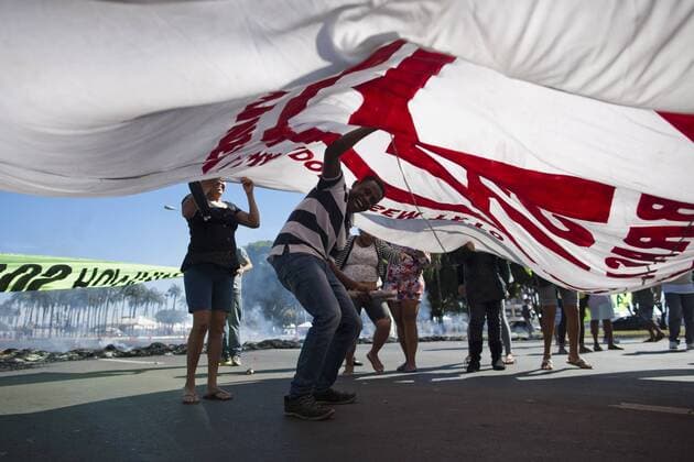 Residents attend a protest in front of the Mane Garrincha National Stadium, in Brasilia, Brazil, on June 14, 2013. (Xinhua Guillermo Arias) (py) (SP)BRAZIL-BRASILIA-CONFEDERATIONS-PROTEST 