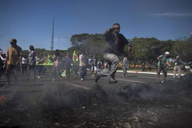 Residents attend a protest in front of the Mane Garrincha National Stadium, in Brasilia, Brazil, on June 14, 2013. (Xinhua Guillermo Arias) (py) (SP)BRAZIL-BRASILIA-CONFEDERATIONS-PROTEST 