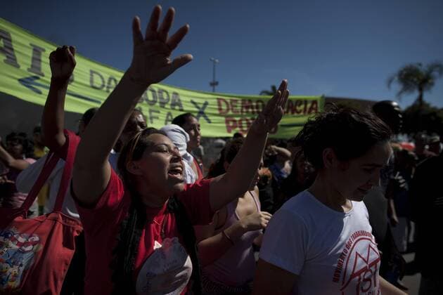 Residents attend a protest in front of the Mane Garrincha National Stadium, in Brasilia, Brazil, on June 14, 2013. (Xinhua Guillermo Arias) (py) (SP)BRAZIL-BRASILIA-CONFEDERATIONS-PROTEST 