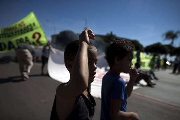 Children attend a protest in front of the Mane Garrincha National Stadium, in Brasilia, Brazil, on June 14, 2013. (Xinhua Guillermo Arias) (py) (SP)BRAZIL-BRASILIA-CONFEDERATIONS-PROTEST 