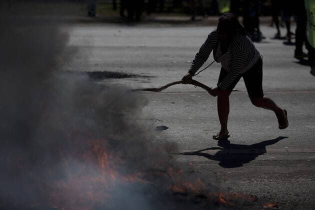 A woman attends a protest in front of the Mane Garrincha National Stadium, in Brasilia, Brazil, on June 14, 2013. (Xinhua Guillermo Arias) (py) (SP)BRAZIL-BRASILIA-CONFEDERATIONS-PROTEST 