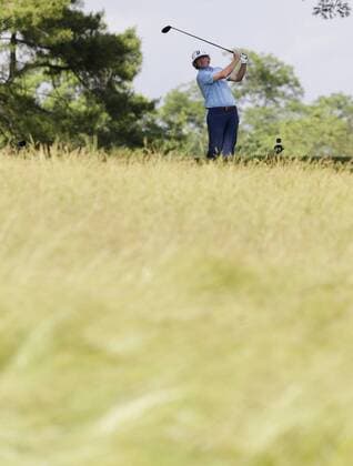 Brandt Snedeker hits a tee shot on the 8th hole in the second round at the 113th USA Open at Merion Golf Club in Ardmore, Pennsylvania on June 14, 2013.  PHI20130614129