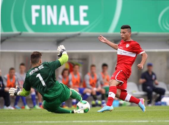 Berlin, Deutschland 15. Juni 2013: Finale B-Junioren Bundesliga 2013 - Hertha BSC vs. SV VfB Stuttgart. Torwart Nils-Jonathan Körber (Hertha) im Zweikampf gegen Arianit Ferati (Stuttgart) sw