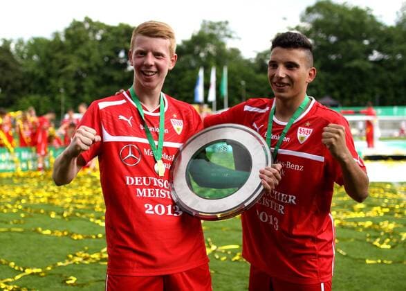 Berlin, Deutschland 15. Juni 2013: Finale B-Junioren Bundesliga 2013 - Hertha BSC vs. SV VfB Stuttgart. Das Team vom VfB Stuttgart bejubelt den Gewinn der u17-Junioren-Meisterschaft 2013. Vorne Dominik Martinovic (Stuttgart) und Ufuk Akyol (Stuttgart) mit Schale sw