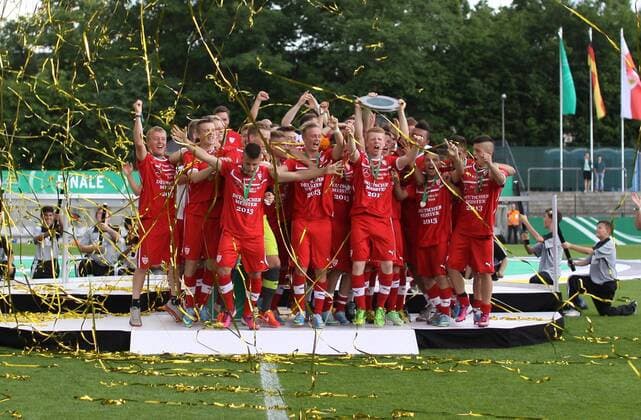 Berlin, Deutschland 15. Juni 2013: Finale B-Junioren Bundesliga 2013 - Hertha BSC vs. SV VfB Stuttgart. Das Team vom VfB Stuttgart bejubelt den Gewinn der u17-Junioren-Meisterschaft 2013. sw