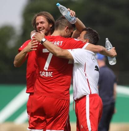 Berlin, Deutschland 15. Juni 2013: Finale B-Junioren Bundesliga 2013 - Hertha BSC vs. SV VfB Stuttgart. Das Team vom VfB Stuttgart bejubelt den Gewinn der u17-Junioren-Meisterschaft 2013. Links Trainer Thomas Schneider (Stuttgart) sw