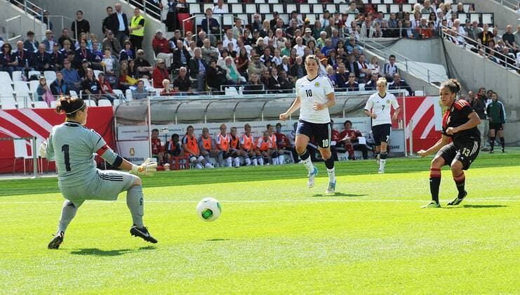 15-06-2013, Fussball, Frauen Nationalmannschaft, Freundschaftsspiel, Deutschland - Schottland Celia Okoyino da Mbabi (Deutschland), re., erzielt mit diesem Schuss das Tor zum 2-0.