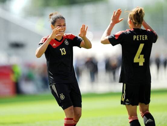 15-06-2013, Fussball, Frauen Nationalmannschaft, Freundschaftsspiel, Deutschland - Schottland Jubel Celia Okoyino da Mbabi (Deutschland), li., und Babett Peter (Deutschland)