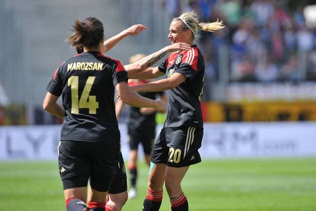 Fussball Frauen Länderspiel Deutschland - Schottland am 15.06.2013 im Stadion Essen in Essen Torjubel zum 1:0 durch Lena Goessling ( Deutschland ), rechts - Dzsenifer Marozsan ( Deutschland ), links
