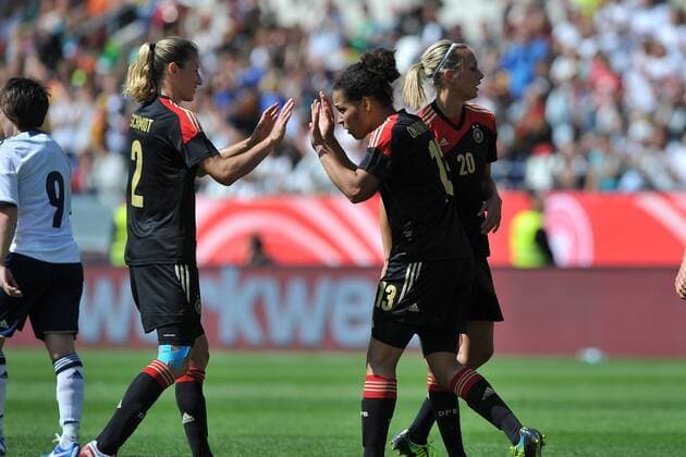 Fussball Frauen Länderspiel Deutschland - Schottland am 15.06.2013 im Stadion Essen in Essen Torjubel zum 3:0 durch Celia Okoyino Da Mbabi ( Deutschland ), rechts - Bianca Schmidt ( Deutschland ), links