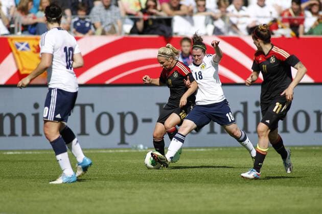 Zweikampf zwischen MITCHELL Emma (SWF Frauen-Nationalmannschaft Schottland) und HUTH Svenja (DFB Frauen-Nationalmannschaft), Aktion, quer, querformat, horizontal, aktion, landscape, EP_jge