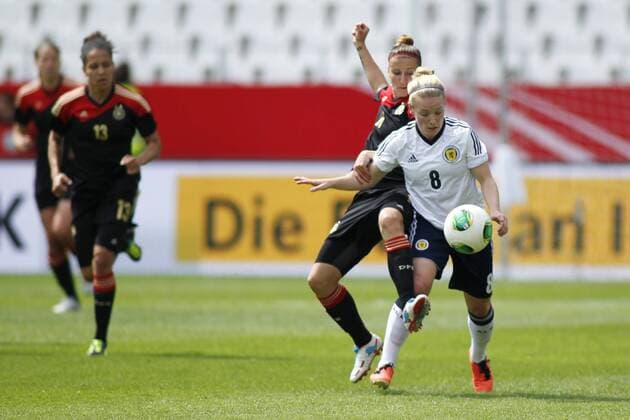 Zweikampf mit LITTLE Kim (SWF Frauen-Nationalmannschaft Schottland), Aktion EP_JGE