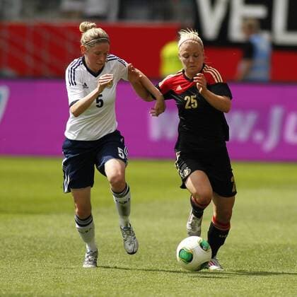 Zweikampf zwischen MAIER Leonie (DFB Frauen-Nationalmannschaft) und ROSS Leanne (SWF Frauen-Nationalmannschaft Schottland), Aktion EP_JGE
