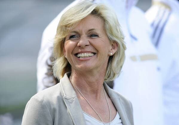 Fussball, Deutschland, Frauen-Länderspiel, Vorbereitung zur EM in Schweden, Stadion Essen: Deutschland - Schottland 3:0; Bundestrainerin Silvia Neid (Deutschland) lacht. Einzelbild, Portrait, Porträt.