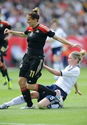 Fussball, Deutschland, Frauen-Länderspiel, Vorbereitung zur EM in Schweden, Stadion Essen: Deutschland - Schottland 3:0; Anja Mittag (Deutschland), Leanne Ross (Schottland), Aktion.