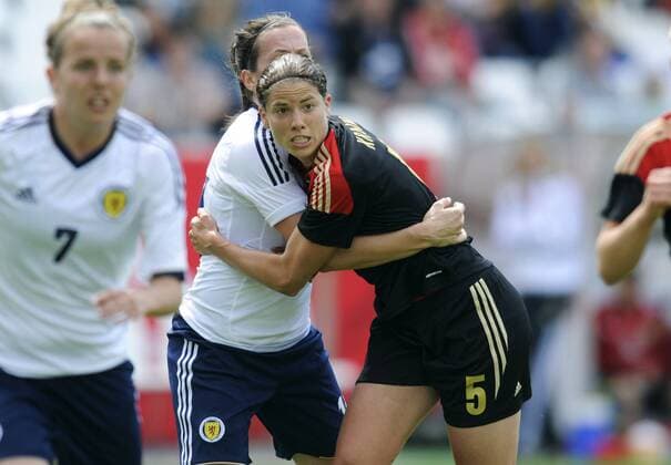 Fussball, Deutschland, Frauen-Länderspiel, Vorbereitung zur EM in Schweden, Stadion Essen: Deutschland - Schottland 3:0; Annike Krahn (Deutschland), Aktion.