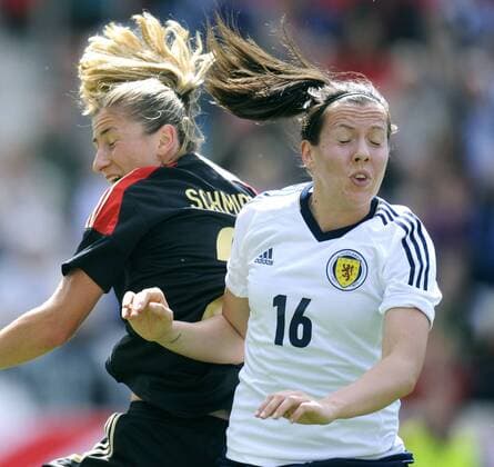 Fussball, Deutschland, Frauen-Länderspiel, Vorbereitung zur EM in Schweden, Stadion Essen: Deutschland - Schottland 3:0; Bianca Schmidt (Deutschland), Leanne Crichton (Schottland), Aktion.