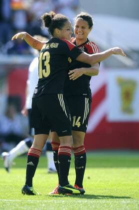 Fussball, Deutschland, Frauen-Länderspiel, Vorbereitung zur EM in Schweden, Stadion Essen: Deutschland - Schottland 3:0; Jubel der zweifachen Torschützin Celia Okoyino Da Mbabi (Deutschland), zusammen mit Dzsenifer Marozsan (Deutschland). Jubel, Freude, Aktion.