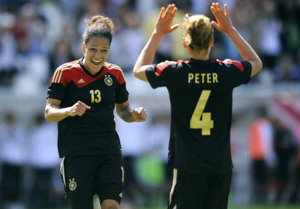 Fussball, Deutschland, Frauen-Länderspiel, Vorbereitung zur EM in Schweden, Stadion Essen: Deutschland - Schottland 3:0; Jubel der zweifachen Torschützin Celia Okoyino Da Mbabi (Deutschland), zusammen mit Babett Peter (Deutschland). Jubel, Freude, Aktion.