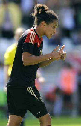 Fussball, Deutschland, Frauen-Länderspiel, Vorbereitung zur EM in Schweden, Stadion Essen: Deutschland - Schottland 3:0; Jubel der zweifachen Torschützin Celia Okoyino Da Mbabi (Deutschland). Jubel, Freude, Aktion, Einzelbild.