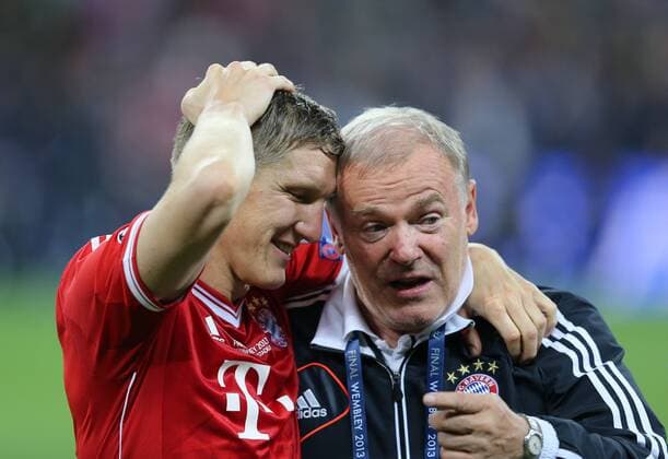 Bastian Schweinsteiger (FC Bayern), links, und Hermann Gerland (Co-Trainer FC Bayern), umarmen sich nach dem Spiel BVB Borussia Dortmund vs FC Bayern München UEFA Champions League 2012 2013, Finale, Fussball, men, Männer, soccer London, 25.5.2013