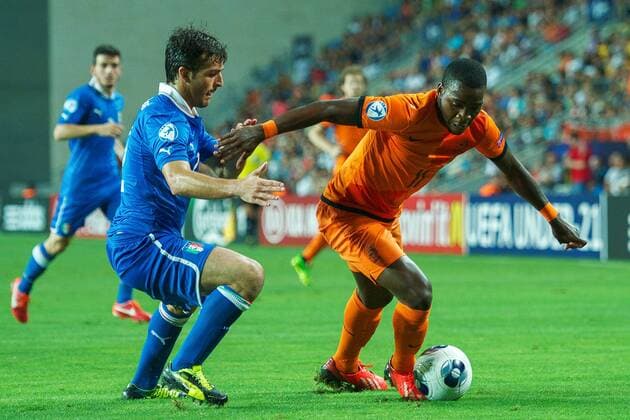 (L-R) Giulio Donati of Italy U21, Ola John of Holland U21 during the UEFA EURO U21 championship semi-final match between Italy and Netherlands on June 15, 2013 at the HaMoshava stadium at Petach Tikva, Israel. Italy U21 v Holland U21 UEFA EURO U21 2012 2013 xVIxxIVx 1608257