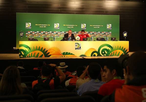 Mexico s coach Jose Manuel de la Torre (R) participates in a press conference after a training session at Maracana Stadium, in Rio de Janeiro, Brazil, on June 15, 2013. The 16-day FIFA Confederations Cup Brazil 2013 was opened in Brasilia, capital of Brazil, on June 15. (Xinhua Liao Yujie) (itm) (SP)BRAZIL-RIO DE JANEIRO-CONFEDERATIONS-MEXICO 