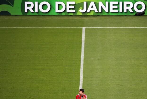 Mexico s coach Jose Manuel de la Torre participates in a training session at Maracana Stadium, in Rio de Janeiro, Brazil, on June 15, 2013. The 16-day FIFA Confederations Cup Brazil 2013 was opened in Brasilia, capital of Brazil, on June 15. (Xinhua Liao Yujie) (itm) (SP)BRAZIL-RIO DE JANEIRO-CONFEDERATIONS-MEXICO 