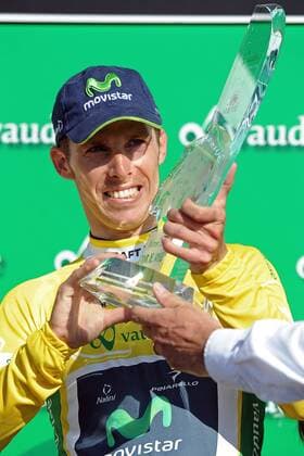 Rui COSTA ( POR Movistar Team ) wiederholt seinen Vorjahressieg und gewinnt die Tour de Suisse zum zweiten Mal nach 2012 - hier auf dem Podium mit dem Siegerpokal - hoch - Event: Tour de Suisse 2013 - 9.Etappe: Bad Ragaz nach Flumserberg - Bergzeitfahren - Einzelzeitfahren 26.8 km - Location: Schweiz - Europa - Datum: 16.06.2013