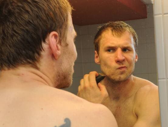 Anton Gavel (25, Brose Baskets Bamberg) rasiert sich Play-off-Bart ab EP_hmr